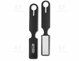 Identificador de bagagem em couro sintético com visor plástico na parte frontal, ideal para exibir informações de contato. O verso é liso, proporcionando um acabamento simples e elegante.