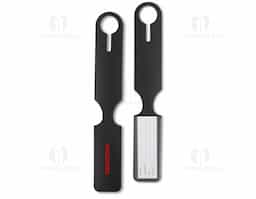 Identificador de bagagem em couro sintético com visor plástico na parte frontal, ideal para exibir informações de contato. O verso é liso, proporcionando um acabamento simples e elegante.
