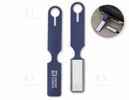 Identificador de bagagem em couro sintético com visor plástico na parte frontal, ideal para exibir informações de contato. O verso é liso, proporcionando um acabamento simples e elegante.