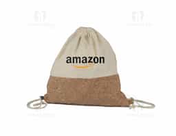 Bolsa em algodão cru com elegante detalhe em cortiça, oferecendo um design sustentável e moderno. Possui alças duplas ajustáveis para uso confortável nas costas, ideal para carregar objetos no dia a dia com praticidade e estilo.