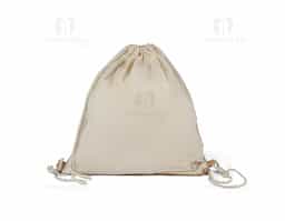 Bolsa em algodão cru com elegante detalhe em cortiça, oferecendo um design sustentável e moderno. Possui alças duplas ajustáveis para uso confortável nas costas, ideal para carregar objetos no dia a dia com praticidade e estilo.