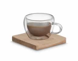 Conjunto com dois copos de vidro borossilicato de parede dupla, com capacidade de até 60 ml, ideal para espressos. Acompanha apoios de bambu para os copos e vem em uma caixa presenteável, oferecendo uma experiência sofisticada para apreciadores de café.