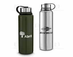 Garrafa térmica em aço inox com parede dupla com capacidade de 1L,tampa em aço inox rosqueável com anel de silicone para vedação com alça em plástico.