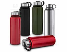 Garrafa térmica em aço inox com parede dupla com capacidade de 1L,tampa em aço inox rosqueável com anel de silicone para vedação com alça em plástico.