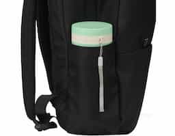 Mochila para notebook em tecido poliéster 600D e detalhe em PU, compartimento interno para notebook de até 15,6", engate para mala de viagem, dois bolsos laterais e bolso frontal com zíper.