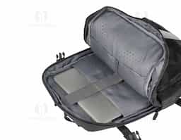 Mochila para Notebook em PU com alças de mão e de ombro acolchoadas, garantindo conforto no uso. Possui engate traseiro para fixação em malas de viagem, além de bolsos frontal e lateral para armazenamento de itens menores. O compartimento interno é adequado para notebooks de até 15,6 polegadas, proporcionando segurança e organização.