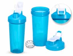 Coqueteleira em polipropileno com capacidade de 700ml, livre de BPA, copo contendo detalhes laterais em relevo e escala de medições em ml e oz. Tampa rosqueável com bocal, trava de segurança e alça para transporte. Acompanha misturador de mola.