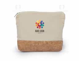 Nécessaire feita em algodão cru, com acabamento em cortiça. Compacta e versátil, é ideal para organizar itens pessoais como maquiagens, cosméticos ou objetos pequenos. O contraste entre o tecido natural e a cortiça confere um toque rústico e elegante, tornando-a prática para o dia a dia ou viagens.