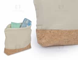 Nécessaire feita em algodão cru, com acabamento em cortiça. Compacta e versátil, é ideal para organizar itens pessoais como maquiagens, cosméticos ou objetos pequenos. O contraste entre o tecido natural e a cortiça confere um toque rústico e elegante, tornando-a prática para o dia a dia ou viagens.