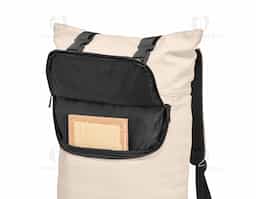 Mochila de couro sintético de 34 litros resistente à água. Possui dois compartimentos, sendo o principal com bolso para notebook de 14 polegadas. Possui engate para mala de viagem, fechamento por zíper e cinto com velcro.
