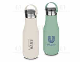 Garrafa térmica em aço inox com parede dupla com capacidade de até 500 ml. Tampa plástica rosqueável, alça em silicone e anel de silicone para vedação.