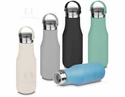 Garrafa térmica em aço inox com parede dupla com capacidade de até 500 ml. Tampa plástica rosqueável, alça em silicone e anel de silicone para vedação.