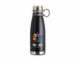 Garrafa térmica com infusor para bebidas, fabricada em aço inox 316, oferecendo durabilidade e resistência à corrosão. Com capacidade de 800ml, é ideal para manter a temperatura de líquidos por mais tempo. Conta com uma alça de silicone integrada na tampa, facilitando o transporte e manuseio.