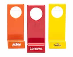 Suporte plástico para celular, ideal para manter o aparelho em posição vertical ou horizontal. Compacto e leve, oferece estabilidade ao dispositivo, sendo adequado para diversas superfícies. Seu design simples permite fácil transporte, ideal para uso em mesas de trabalho, viagens ou para assistir vídeos de forma prática e confortável. Compatível com diferentes modelos de smartphones.