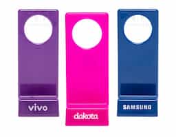 Suporte plástico para celular, ideal para manter o aparelho em posição vertical ou horizontal. Compacto e leve, oferece estabilidade ao dispositivo, sendo adequado para diversas superfícies. Seu design simples permite fácil transporte, ideal para uso em mesas de trabalho, viagens ou para assistir vídeos de forma prática e confortável. Compatível com diferentes modelos de smartphones.