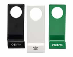 Suporte plástico para celular, ideal para manter o aparelho em posição vertical ou horizontal. Compacto e leve, oferece estabilidade ao dispositivo, sendo adequado para diversas superfícies. Seu design simples permite fácil transporte, ideal para uso em mesas de trabalho, viagens ou para assistir vídeos de forma prática e confortável. Compatível com diferentes modelos de smartphones.