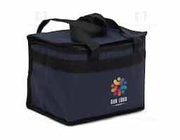 Bolsa térmica confeccionada em nylon, com capacidade de 13 litros, pensada para acompanhar diferentes momentos do dia a dia com praticidade e leveza. O material resistente garante bom desempenho no uso frequente, enquanto o espaço interno permite transportar alimentos e bebidas de forma organizada. Possui alças de mão que facilitam o transporte e tornam o manuseio mais confortável em deslocamentos variados. Versátil, adapta-se bem a situações como piqueniques, praia, caminhadas ou rotinas externas. Um brinde corporativo funcional, de uso real, que se integra facilmente ao cotidiano e reforça a marca de forma natural.