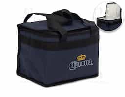 Bolsa térmica confeccionada em nylon, com capacidade de 13 litros, pensada para acompanhar diferentes momentos do dia a dia com praticidade e leveza. O material resistente garante bom desempenho no uso frequente, enquanto o espaço interno permite transportar alimentos e bebidas de forma organizada. Possui alças de mão que facilitam o transporte e tornam o manuseio mais confortável em deslocamentos variados. Versátil, adapta-se bem a situações como piqueniques, praia, caminhadas ou rotinas externas. Um brinde corporativo funcional, de uso real, que se integra facilmente ao cotidiano e reforça a marca de forma natural.