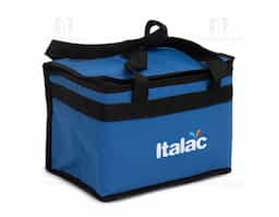 Bolsa térmica confeccionada em nylon, com capacidade de 13 litros, pensada para acompanhar diferentes momentos do dia a dia com praticidade e leveza. O material resistente garante bom desempenho no uso frequente, enquanto o espaço interno permite transportar alimentos e bebidas de forma organizada. Possui alças de mão que facilitam o transporte e tornam o manuseio mais confortável em deslocamentos variados. Versátil, adapta-se bem a situações como piqueniques, praia, caminhadas ou rotinas externas. Um brinde corporativo funcional, de uso real, que se integra facilmente ao cotidiano e reforça a marca de forma natural.