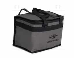 Bolsa térmica confeccionada em nylon, com capacidade de 13 litros, pensada para acompanhar diferentes momentos do dia a dia com praticidade e leveza. O material resistente garante bom desempenho no uso frequente, enquanto o espaço interno permite transportar alimentos e bebidas de forma organizada. Possui alças de mão que facilitam o transporte e tornam o manuseio mais confortável em deslocamentos variados. Versátil, adapta-se bem a situações como piqueniques, praia, caminhadas ou rotinas externas. Um brinde corporativo funcional, de uso real, que se integra facilmente ao cotidiano e reforça a marca de forma natural.
