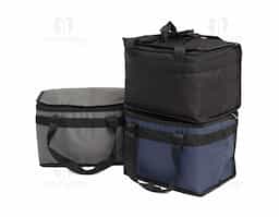 Bolsa térmica confeccionada em nylon, com capacidade de 13 litros, pensada para acompanhar diferentes momentos do dia a dia com praticidade e leveza. O material resistente garante bom desempenho no uso frequente, enquanto o espaço interno permite transportar alimentos e bebidas de forma organizada. Possui alças de mão que facilitam o transporte e tornam o manuseio mais confortável em deslocamentos variados. Versátil, adapta-se bem a situações como piqueniques, praia, caminhadas ou rotinas externas. Um brinde corporativo funcional, de uso real, que se integra facilmente ao cotidiano e reforça a marca de forma natural.