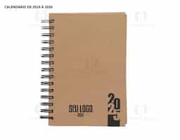 Agenda diária 2025 com espiral, material kraft, capa dura. Contém páginas de dados pessoais, calendário 2024 a 2025, orçamento pessoal, anotações, mapa do Brasil, mapa da América do Sul, mapa da América do Norte, mapa Mundi, mapa da Europa, mapa da África, mapa da Ásia, índice telefônico e planejamento.