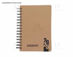 Agenda diária 2025 com espiral, material kraft, capa dura. Contém páginas de dados pessoais, calendário 2024 a 2025, orçamento pessoal, anotações, mapa do Brasil, mapa da América do Sul, mapa da América do Norte, mapa Mundi, mapa da Europa, mapa da África, mapa da Ásia, índice telefônico e planejamento.