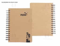 Agenda diária 2025 com espiral, material kraft, capa dura. Contém páginas de dados pessoais, calendário 2024 a 2025, orçamento pessoal, anotações, mapa do Brasil, mapa da América do Sul, mapa da América do Norte, mapa Mundi, mapa da Europa, mapa da África, mapa da Ásia, índice telefônico e planejamento.