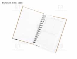 Agenda diária 2025 com espiral, material kraft, capa dura. Contém páginas de dados pessoais, calendário 2024 a 2025, orçamento pessoal, anotações, mapa do Brasil, mapa da América do Sul, mapa da América do Norte, mapa Mundi, mapa da Europa, mapa da África, mapa da Ásia, índice telefônico e planejamento.