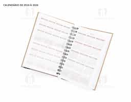 Agenda diária 2025 com espiral, material kraft, capa dura. Contém páginas de dados pessoais, calendário 2024 a 2025, orçamento pessoal, anotações, mapa do Brasil, mapa da América do Sul, mapa da América do Norte, mapa Mundi, mapa da Europa, mapa da África, mapa da Ásia, índice telefônico e planejamento.