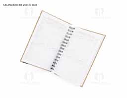 Agenda diária 2025 com espiral, material kraft, capa dura. Contém páginas de dados pessoais, calendário 2024 a 2025, orçamento pessoal, anotações, mapa do Brasil, mapa da América do Sul, mapa da América do Norte, mapa Mundi, mapa da Europa, mapa da África, mapa da Ásia, índice telefônico e planejamento.