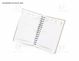 Agenda diária 2025 com espiral, material kraft, capa dura. Contém páginas de dados pessoais, calendário 2024 a 2025, orçamento pessoal, anotações, mapa do Brasil, mapa da América do Sul, mapa da América do Norte, mapa Mundi, mapa da Europa, mapa da África, mapa da Ásia, índice telefônico e planejamento.
