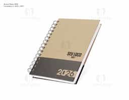 Agenda diária 2025 com espiral, material kraft, capa dura. Contém páginas de dados pessoais, calendário 2024 a 2025, orçamento pessoal, anotações, mapa do Brasil, mapa da América do Sul, mapa da América do Norte, mapa Mundi, mapa da Europa, mapa da África, mapa da Ásia, índice telefônico e planejamento.


