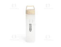 Garrafa plástica de 650 ml, ideal para transporte de líquidos. Possui tampa de fibra de arroz, que se encaixa de forma segura, e alça para facilitar o manuseio. Leve e prática, é uma opção sustentável para o dia a dia.