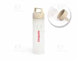Garrafa plástica de 650 ml, ideal para transporte de líquidos. Possui tampa de fibra de arroz, que se encaixa de forma segura, e alça para facilitar o manuseio. Leve e prática, é uma opção sustentável para o dia a dia.
