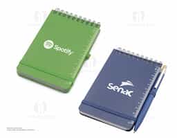 Este mini caderno é confeccionado em PP reciclável, promovendo a sustentabilidade. Possui um suporte prático para caneta e conta com 60 folhas pautadas, ideal para anotações do dia a dia. Compacto e leve, é perfeito para quem busca organização e praticidade em qualquer lugar. Uma opção funcional que combina responsabilidade ambiental e utilidade.