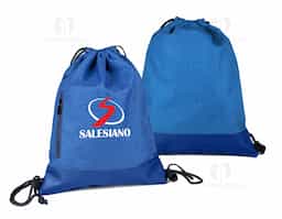 Esta sacola/mochila é feita de tecido poliéster 210D com revestimento em PU, garantindo durabilidade e resistência. Com design versátil, pode ser usada tanto como mochila quanto como sacola, adaptando-se a diversas situações. Seu material leve e fácil de limpar a torna uma opção prática para o dia a dia, ideal para transportar objetos com conforto e estilo.