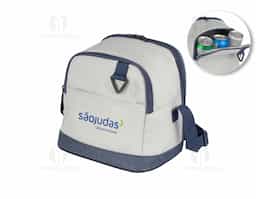 Esta bolsa térmica é projetada para manter a temperatura dos alimentos e bebidas. Possui um bolso frontal para itens pequenos e uma argola para chaves, oferecendo praticidade. Com dois acessos ao compartimento interno, facilita o acesso ao que você precisa. A alça ajustável garante conforto no transporte, enquanto a parte interna soldada assegura resistência e facilidade de limpeza. Ideal para piqueniques e passeios.