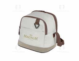 Esta bolsa térmica é projetada para manter a temperatura dos alimentos e bebidas. Possui um bolso frontal para itens pequenos e uma argola para chaves, oferecendo praticidade. Com dois acessos ao compartimento interno, facilita o acesso ao que você precisa. A alça ajustável garante conforto no transporte, enquanto a parte interna soldada assegura resistência e facilidade de limpeza. Ideal para piqueniques e passeios.