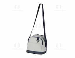 Esta bolsa térmica é projetada para manter a temperatura dos alimentos e bebidas. Possui um bolso frontal para itens pequenos e uma argola para chaves, oferecendo praticidade. Com dois acessos ao compartimento interno, facilita o acesso ao que você precisa. A alça ajustável garante conforto no transporte, enquanto a parte interna soldada assegura resistência e facilidade de limpeza. Ideal para piqueniques e passeios.