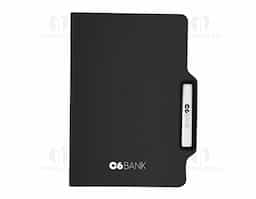 Caderno de anotações com capa dura em PU, apresenta um suporte para caneta e 80 folhas pautadas em tom bege. Inclui um lápis infinito de ponta dupla, confeccionado em plástico e liga metálica, que elimina a necessidade de apontar. Ideal para quem busca praticidade e estilo nas anotações.