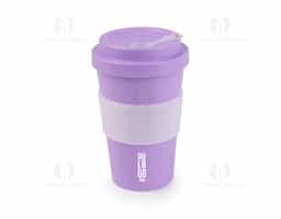 Copo plástico feito de RPET, um material sustentável, com capacidade de 400 ml. Apresenta uma tampa rosqueável que garante fechamento seguro e um detalhe em silicone que proporciona um toque macio e antiderrapante. Ideal para uso diário, combina funcionalidade e respeito ao meio ambiente.