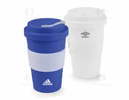 Copo plástico feito de RPET, um material sustentável, com capacidade de 400 ml. Apresenta uma tampa rosqueável que garante fechamento seguro e um detalhe em silicone que proporciona um toque macio e antiderrapante. Ideal para uso diário, combina funcionalidade e respeito ao meio ambiente.