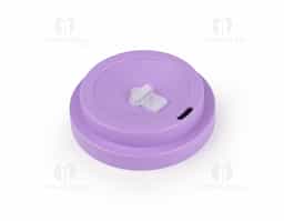 Copo plástico feito de RPET, um material sustentável, com capacidade de 400 ml. Apresenta uma tampa rosqueável que garante fechamento seguro e um detalhe em silicone que proporciona um toque macio e antiderrapante. Ideal para uso diário, combina funcionalidade e respeito ao meio ambiente.