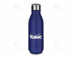 Garrafa de alumínio com tampa em inox, com capacidade de 550 ml e acabamento em pintura fosca. O design inclui uma etiqueta em papel kraft com a descrição do produto, além de um símbolo de reciclável na parte traseira, reforçando seu compromisso com a sustentabilidade. Ideal para quem busca praticidade e estilo em suas hidratações diárias.