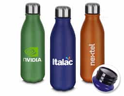 Garrafa de alumínio com tampa em inox, com capacidade de 550 ml e acabamento em pintura fosca. O design inclui uma etiqueta em papel kraft com a descrição do produto, além de um símbolo de reciclável na parte traseira, reforçando seu compromisso com a sustentabilidade. Ideal para quem busca praticidade e estilo em suas hidratações diárias.