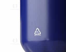 Garrafa de alumínio com tampa em inox, com capacidade de 550 ml e acabamento em pintura fosca. O design inclui uma etiqueta em papel kraft com a descrição do produto, além de um símbolo de reciclável na parte traseira, reforçando seu compromisso com a sustentabilidade. Ideal para quem busca praticidade e estilo em suas hidratações diárias.