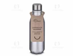 Garrafa de alumínio com tampa em inox, com capacidade de 550 ml e acabamento em pintura fosca. O design inclui uma etiqueta em papel kraft com a descrição do produto, além de um símbolo de reciclável na parte traseira, reforçando seu compromisso com a sustentabilidade. Ideal para quem busca praticidade e estilo em suas hidratações diárias.