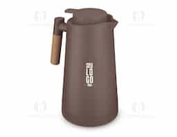Essa garrafa térmica é uma excelente opção! Com seu exterior em plástico PP, ela é leve e resistente, enquanto a ampola de vidro interna garante a retenção de temperatura. A alça de madeira adiciona um toque de elegância e conforto ao manuseio.  A tampa rosqueável com anel de silicone é ótima para evitar vazamentos, e o sistema corta-pingo facilita o uso. Com capacidade de até 1 litro e a habilidade de manter bebidas quentes por até 8 horas, é ideal para viagens, passeios ou para ter em casa.