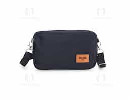 Bolsa de ombro em nylon resistente à água, com três compartimentos, alça regulável e etiqueta com espaço para personalização em couro sintético. Executando o papel de ser um bolso extra para guardar e encontrar rapidamente os acessórios do dia a dia.